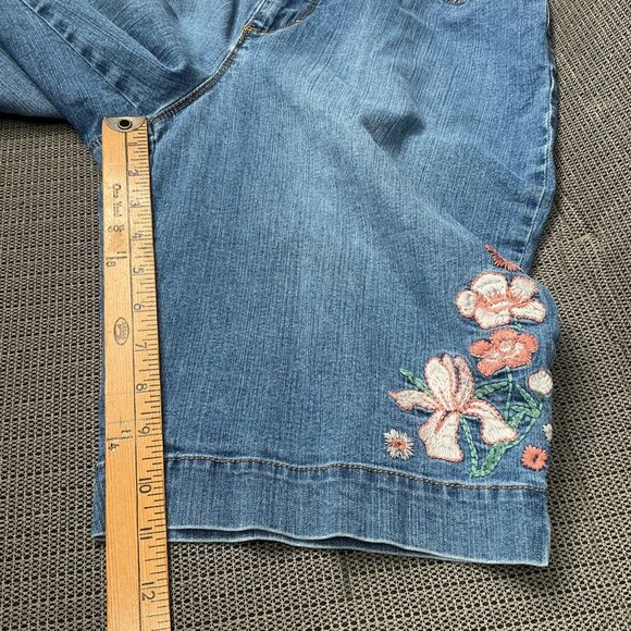 Gloria Vanderbilt Amanda Womens Size 14 Blue Denim Shorts Floral Embroidery - Picture 7 of 12